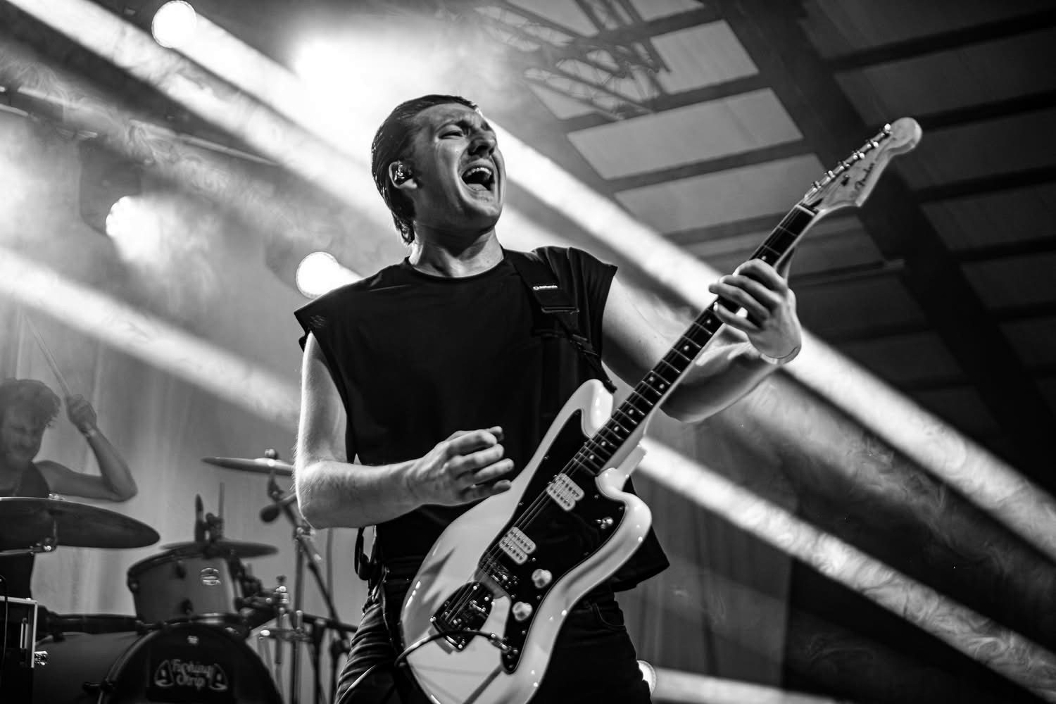 Andrej spieva s gitarou