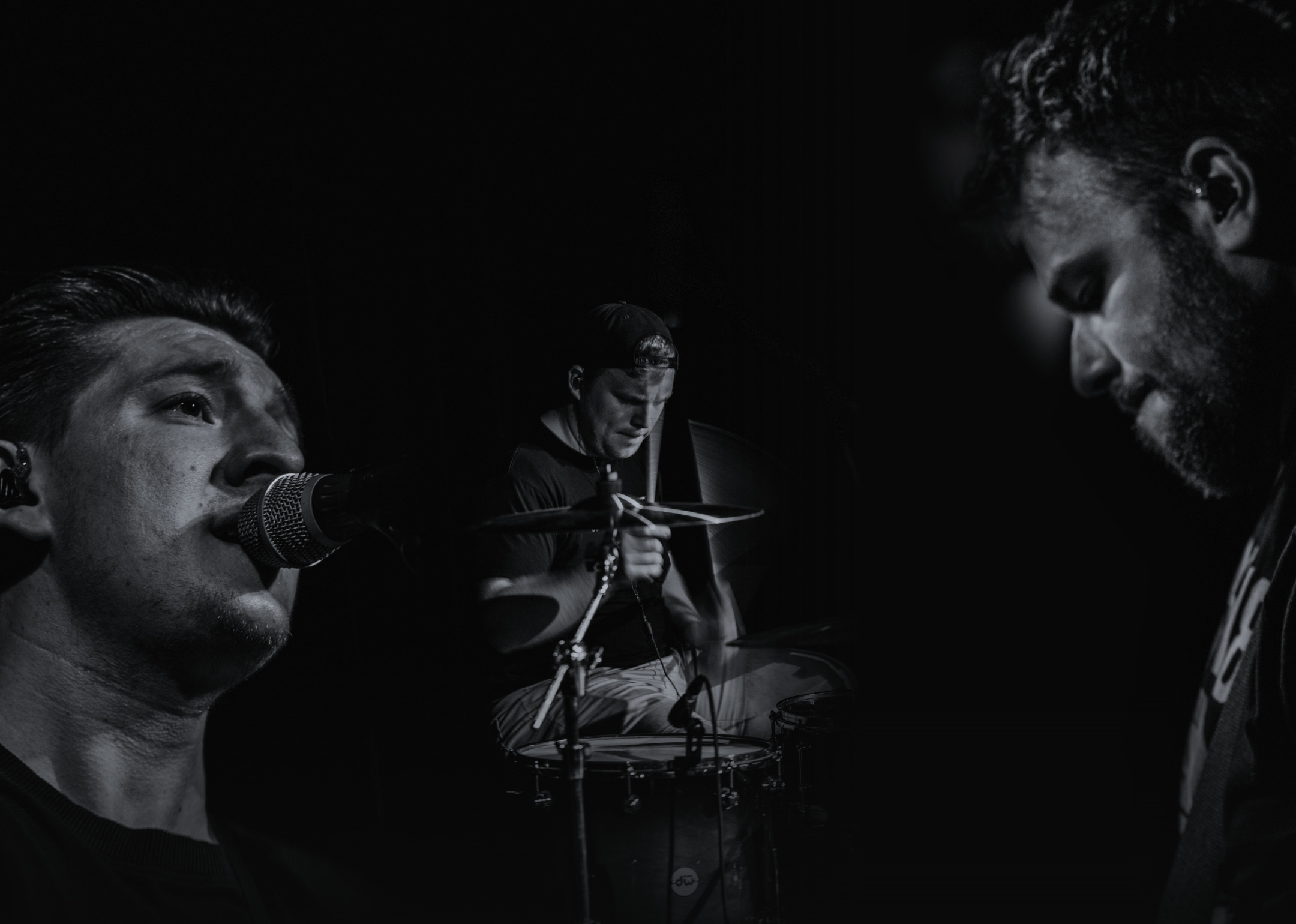 Echosféry naživo: Andrej Osvald pri mikrofóne, Michal Medvecký za bicími, Tomáš Ďurči s basou